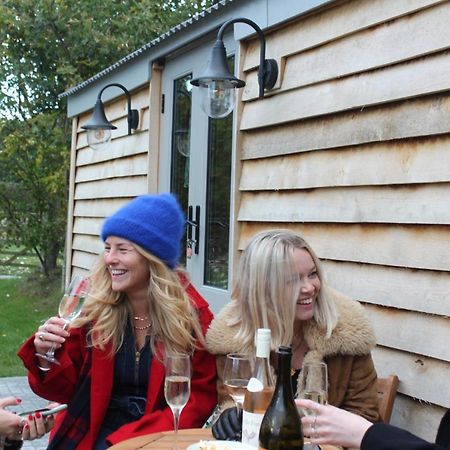 Luxury Shepherds Hut - The Moorhen By The Lake 约克 外观 照片