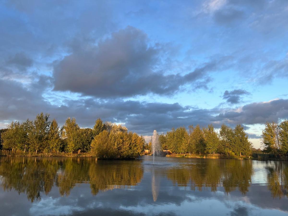 Luxury Shepherds Hut - The Moorhen By The Lake 约克 外观 照片