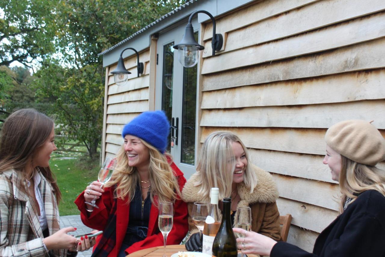 Luxury Shepherds Hut - The Moorhen By The Lake 约克 外观 照片