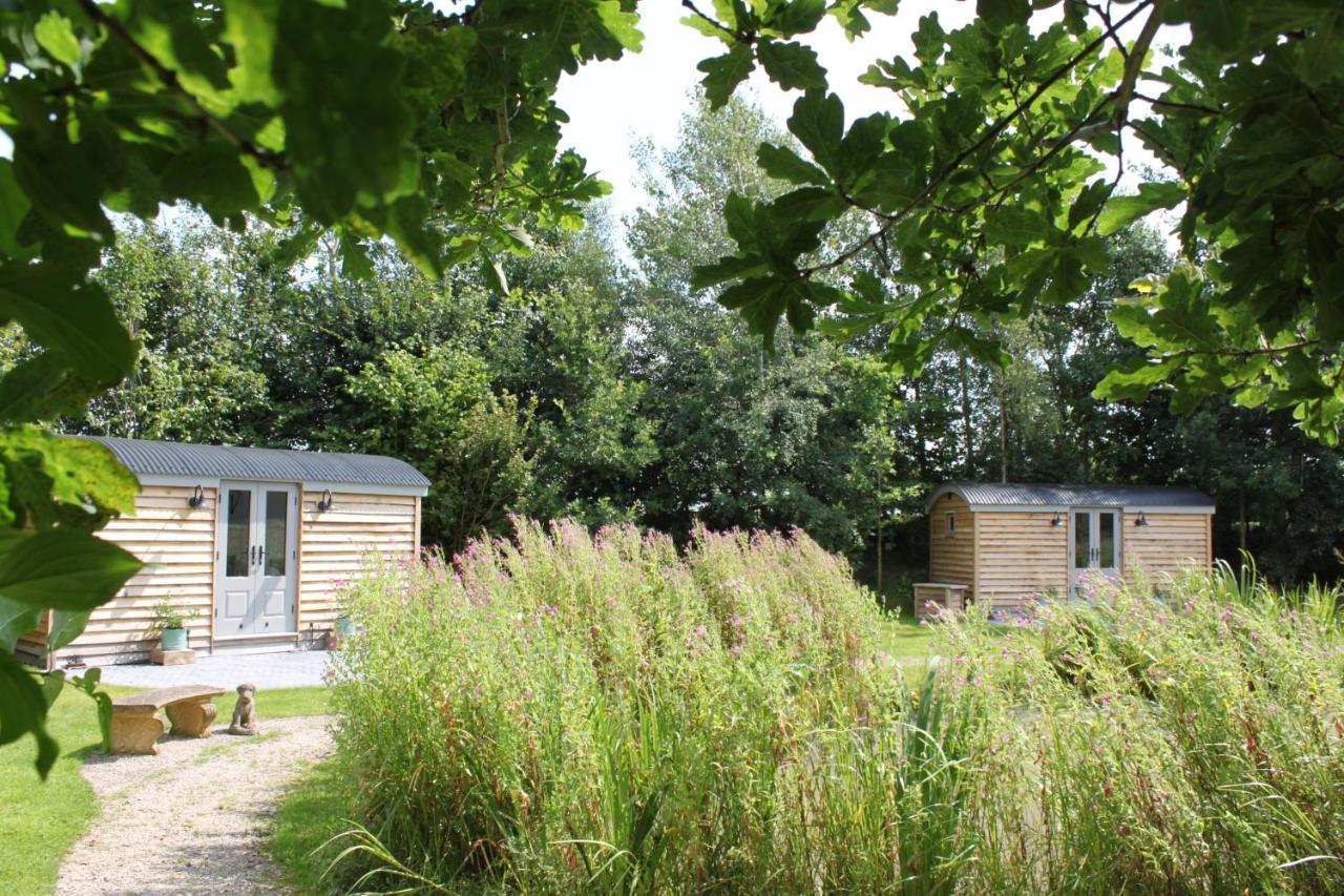Luxury Shepherds Hut - The Moorhen By The Lake 约克 外观 照片