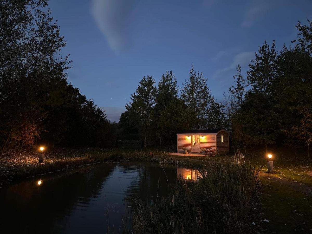 Luxury Shepherds Hut - The Moorhen By The Lake 约克 外观 照片