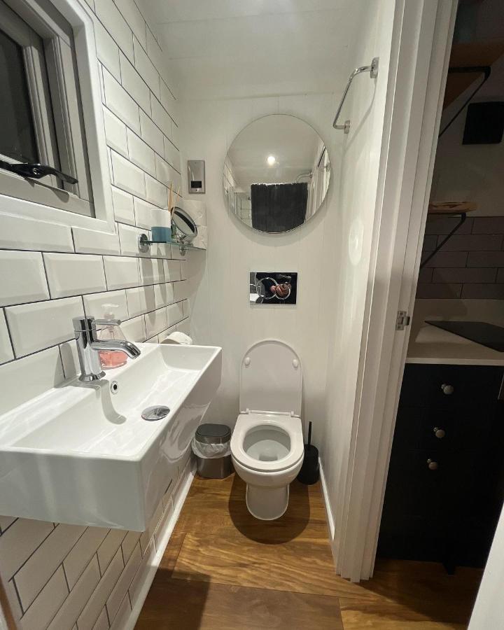 Luxury Shepherds Hut - The Moorhen By The Lake 约克 外观 照片