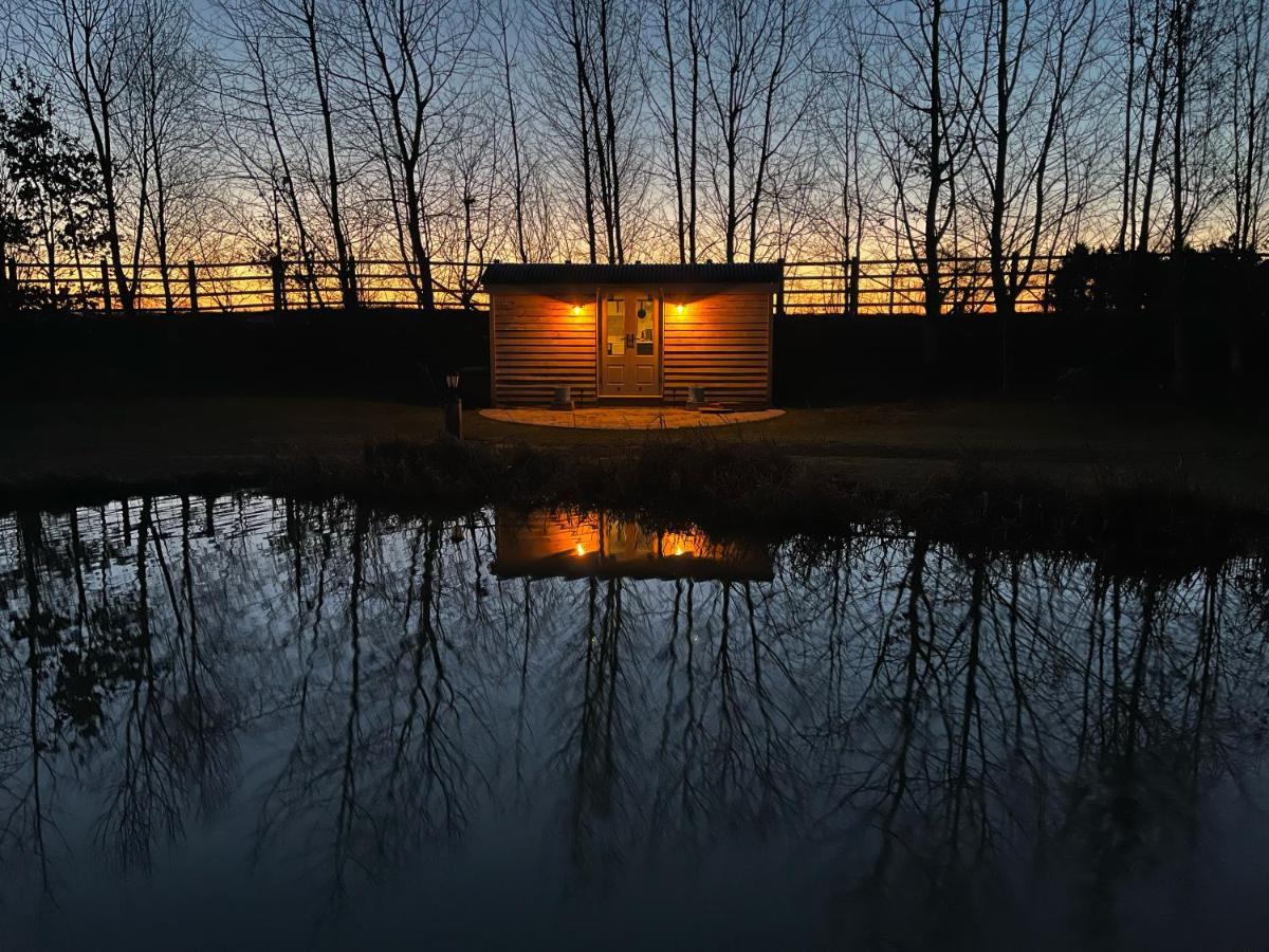 Luxury Shepherds Hut - The Moorhen By The Lake 约克 外观 照片