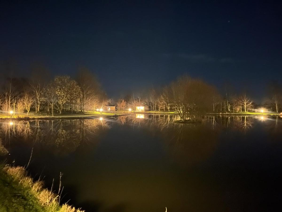 Luxury Shepherds Hut - The Moorhen By The Lake 约克 外观 照片